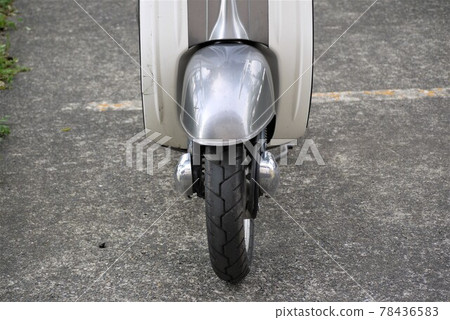 A moped with short-legged tires that runs like swimming in the city. A moped with short-legged tires that runs like swimming in the city. 78436583
