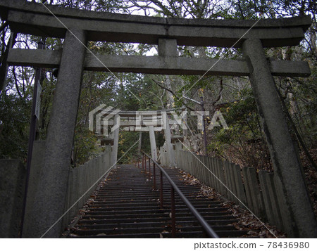 太郎宮的牌坊和樓梯（滋賀縣東御市大脅町） 78436980