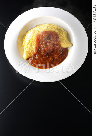 在黑色背景上拍攝熱煎蛋飯或帶肉醬的煎蛋(俯視圖) 在黑色背景上拍攝熱煎蛋飯或帶肉醬的煎蛋(俯視圖) 78437135