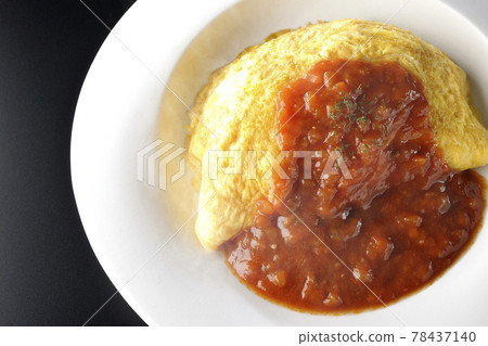 在黑色背景上拍攝熱煎蛋飯或帶肉醬的煎蛋（俯視圖） 78437140