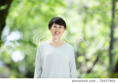 新鮮的綠色高級女性微笑肖像 78437469