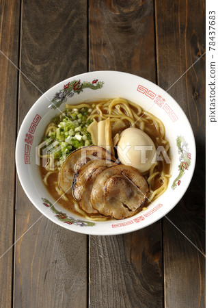 A bird's-eye view of pork bone soy sauce ramen containing roasted char siu, taste balls, menma and all-purpose green onions 78437683