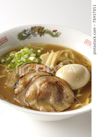 Photographed pork bone soy sauce ramen with roasted char siu, taste balls, menma and all-purpose green onions on a white background 78437851