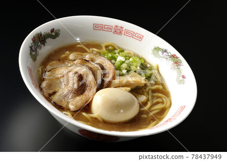 Photographed pork bone soy sauce ramen with roasted char siu, taste balls, menma and all-purpose green onions on a black background 78437949