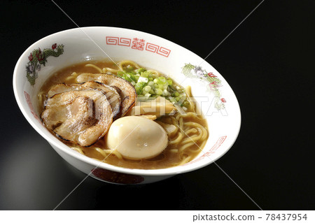 Photographed pork bone soy sauce ramen with roasted char siu, taste balls, menma and all-purpose green onions on a black background 78437954