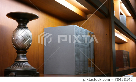 A well-organized bookshelf 78438143