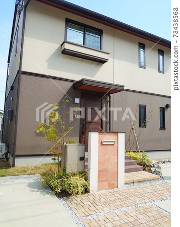 Well-built house 78438568