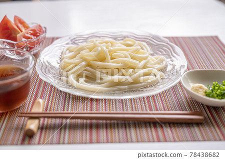 Refreshingly chilled udon noodles in summer 78438682