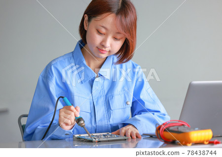 焊接和校正電路板的工程師_前端 78438744