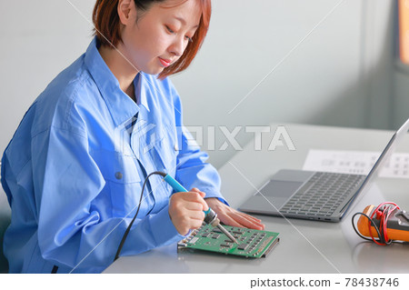 工程師在板上固定焊料_高角度 78438746