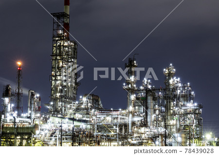 高聳在夜空中的鐵摩天大樓 78439028