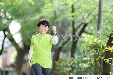 資深婦女新鮮的綠色步行跑 資深婦女新鮮的綠色步行跑 78439048