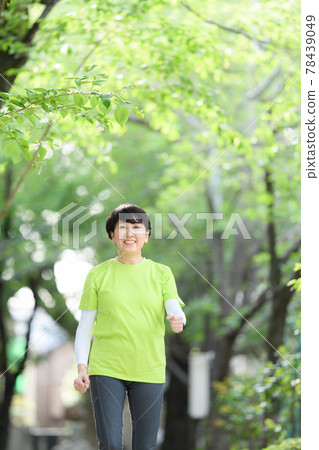 資深婦女新鮮的綠色步行跑 資深婦女新鮮的綠色步行跑 78439049