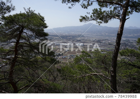 從群馬縣沼田市三角山的戶上山登山道的岩石路線中央,可以眺望沼田市地區的小町山的方向。 從群馬縣沼田市三角山的戶上山登山道的岩石路線中央,可以眺望沼田市地區的小町山的方向。 78439988