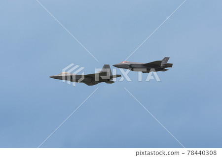 美國空軍 F-22 和 F-35A 編隊飛行 78440308
