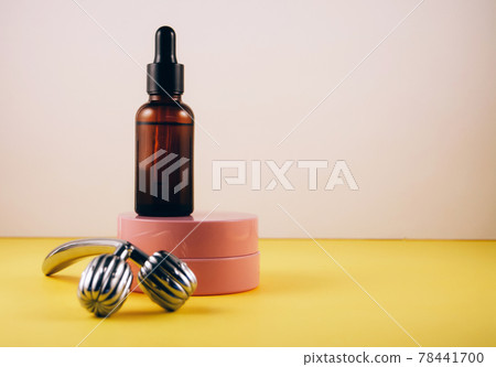 Metal roller, jar of cream and bottle of serum Metal roller, jar of cream and bottle of serum 78441700