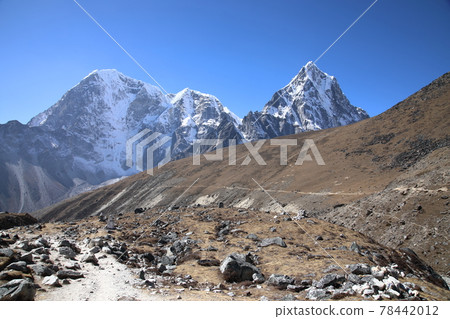 Scenery near Lobuche (Nepal) 78442012