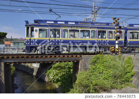初夏的江之電【鎌倉市七里濱雪合橋】10型電車 初夏的江之電【鎌倉市七里濱雪合橋】10型電車 78443073