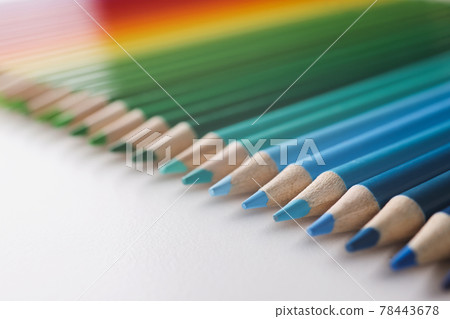Many multi-colored pencils lying in colors of rainbow on white background 78443678