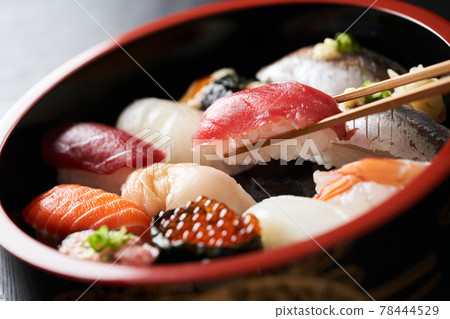 在壽司盆中供應的握壽司 78444529