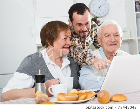 Family watching news in Inet 78445042