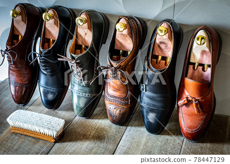shoe shine image 78447129