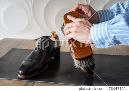 shoe shine image 78447131