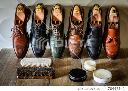 shoe shine image 78447141