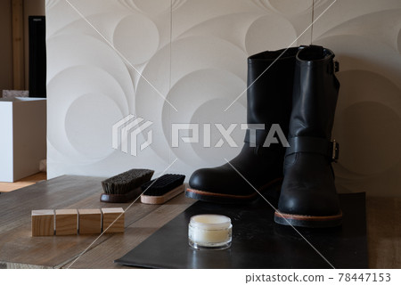 shoe shine image 78447153