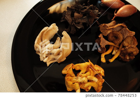 Saute French mushrooms 78448253