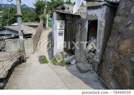 Jeongneunggol. Alley. Gate. Flowerpot. Seongbuk-gu Jeongneunggol. Alley. Gate. Flowerpot. Seongbuk-gu 78449030