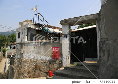 Jeongneunggol. Alley. Gate. Flowerpot. Seongbuk-gu Jeongneunggol. Alley. Gate. Flowerpot. Seongbuk-gu 78449033