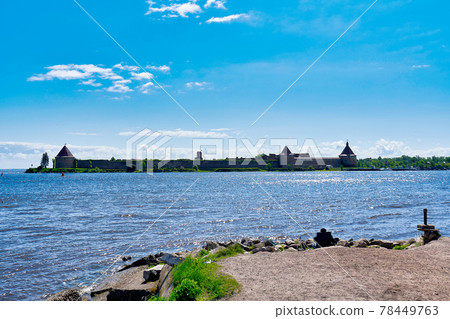 Natural landscape with a view of the old fortress by the lake 78449763