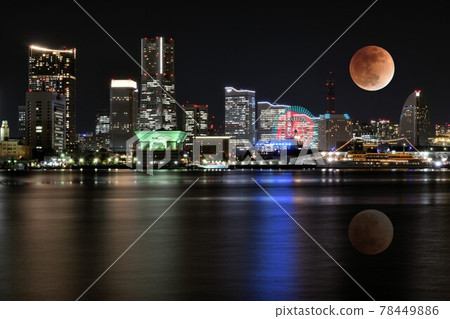 Night view of the full moon and Minatomirai reflected on the surface of the water 78449886