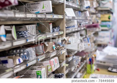 配藥室有很多藥 78449889