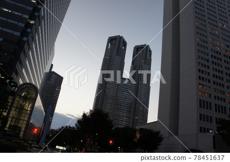 ■ 黃昏時分在建築物之間窺視的東京都廳大樓 ■ 黃昏時分在建築物之間窺視的東京都廳大樓 78451637