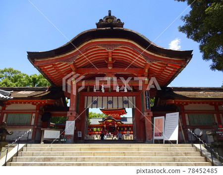 石清水八幡宮南總門和本宮（背面） 78452485