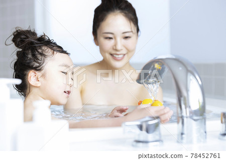Bathing with parents and children lifestyle Bathing with parents and children lifestyle 78452761