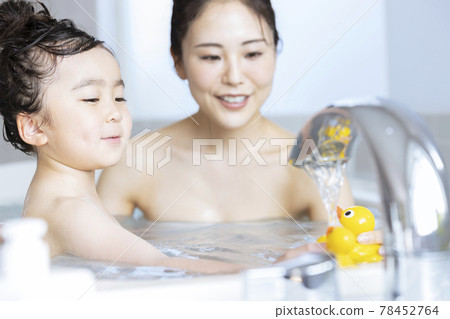 Bathing with parents and children lifestyle Bathing with parents and children lifestyle 78452764