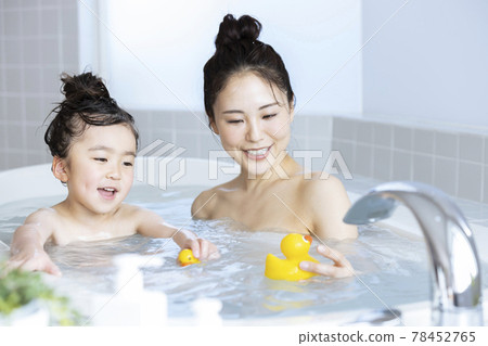 與父母和孩子一起沐浴生活方式 78452765