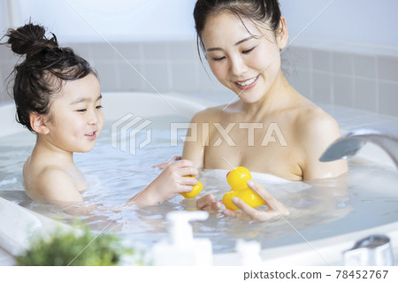 Bathing with parents and children lifestyle 78452767