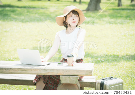 一個年輕的女人 worcation 在新鮮的綠色 78453421