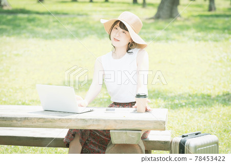 一個年輕的女人 worcation 在新鮮的綠色 78453422
