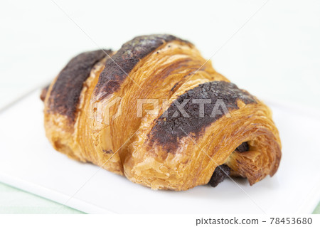 美味的巧克力羊角麵包 美味的巧克力羊角麵包 78453680