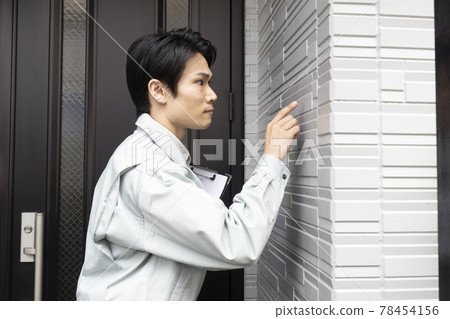 Salesman who estimates the exterior wall painting Salesman who estimates the exterior wall painting 78454156