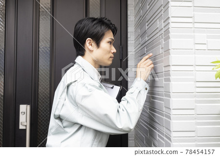 Salesman who estimates the exterior wall painting Salesman who estimates the exterior wall painting 78454157
