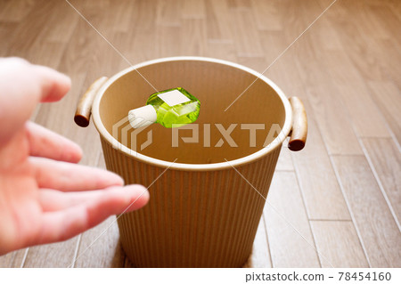 把過期的眼藥水扔垃圾桶 把過期的眼藥水扔垃圾桶 78454160