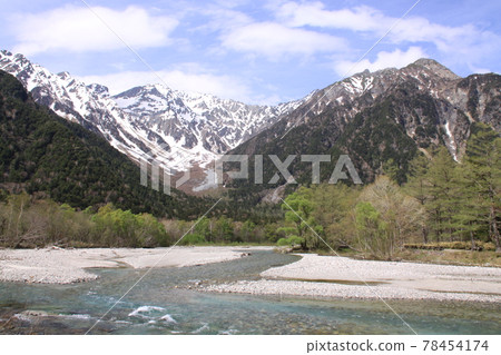 Azusa River and Northern Alps (toward the Hotaka Mountain Range) Location: Kamikochi, near Kappa Bridge (Nagano Prefecture) 78454174