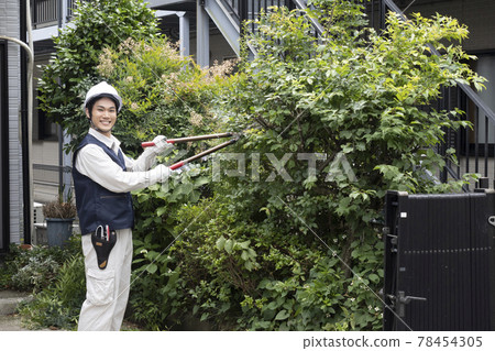 看照相機的美化工人 看照相機的美化工人 78454305