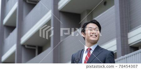 去上班的年輕商人 去上班的年輕商人 78454307